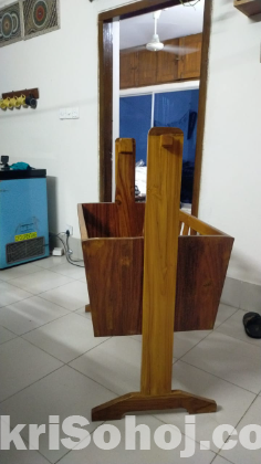 একটি সুন্দর কাঠের দোলনা
